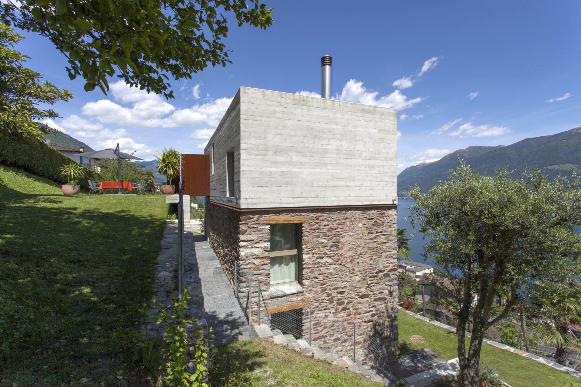 Rustico moderno in pietra a Brissago lavori privati Forni & Gueli Studio di Architettura a Muralto in Ticino
