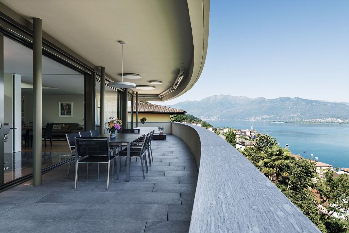 Villa con architettura contemporanea nel lago maggiore