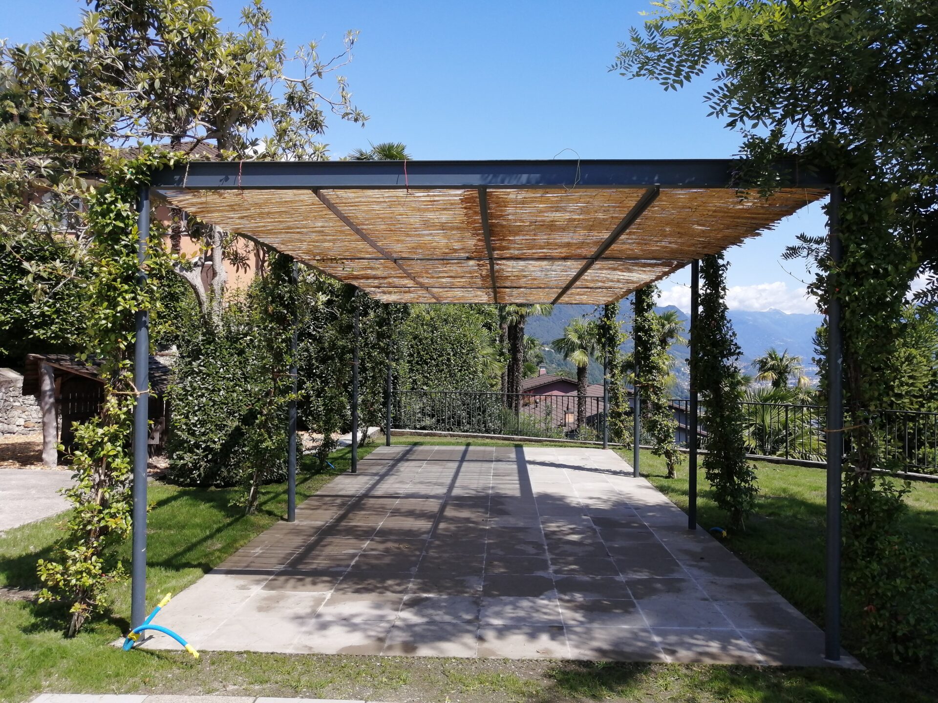 Pergola in acciaio ad Orselina Studio di architettura Forni & Gueli