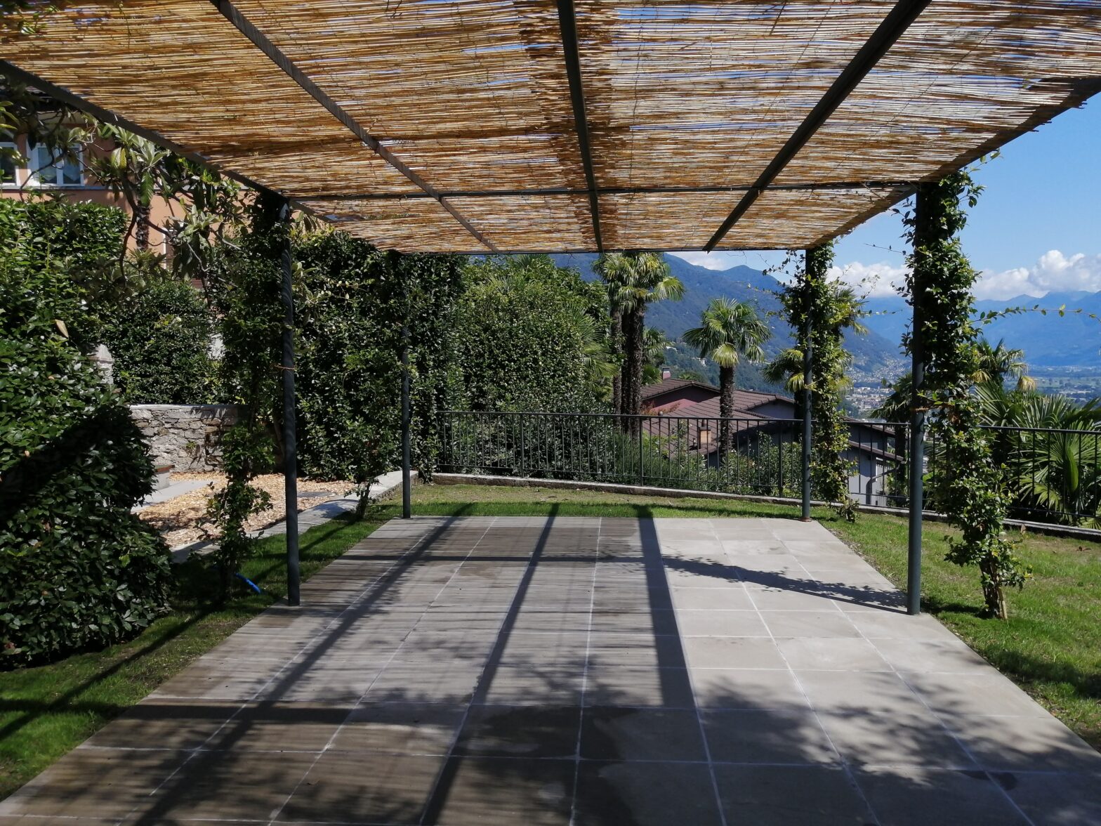 Pergola in acciaio per l'asilo di Orselina