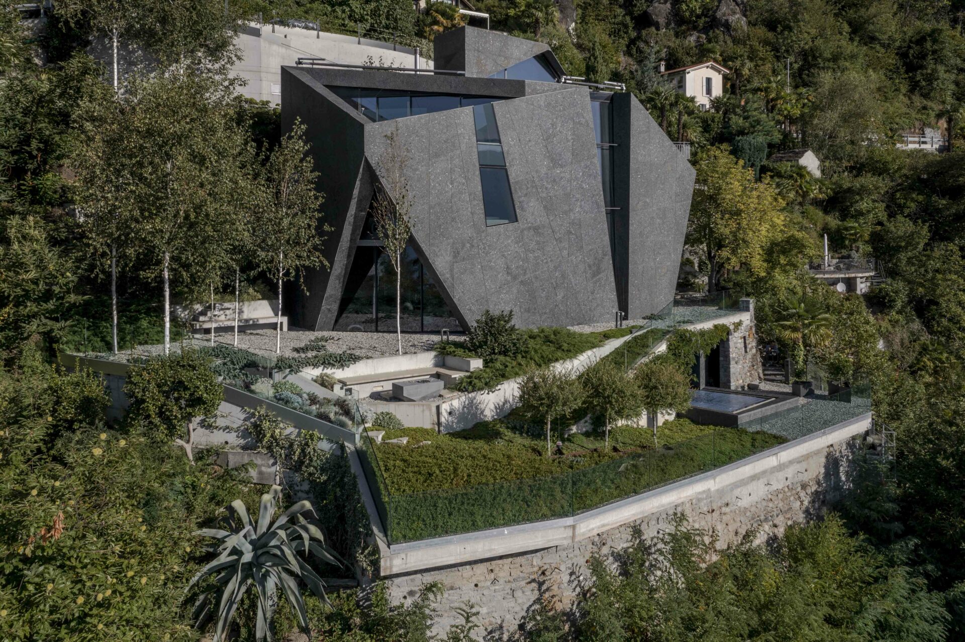 Villa contemporanea in pietra Forni & Gueli Studio di Architettura a Muralto in Ticino