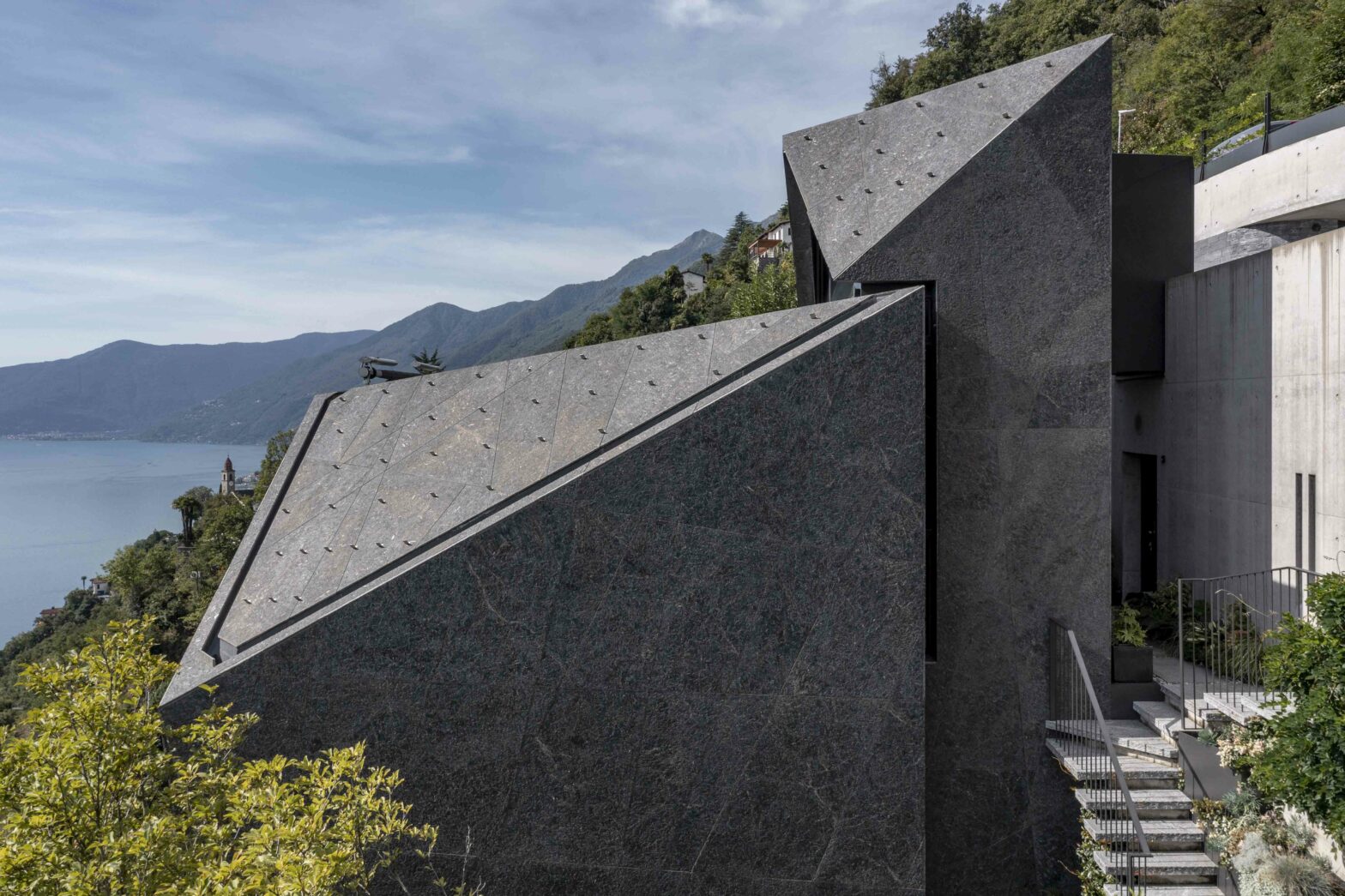 Villa contemporanea in pietra sulle colline di ascona